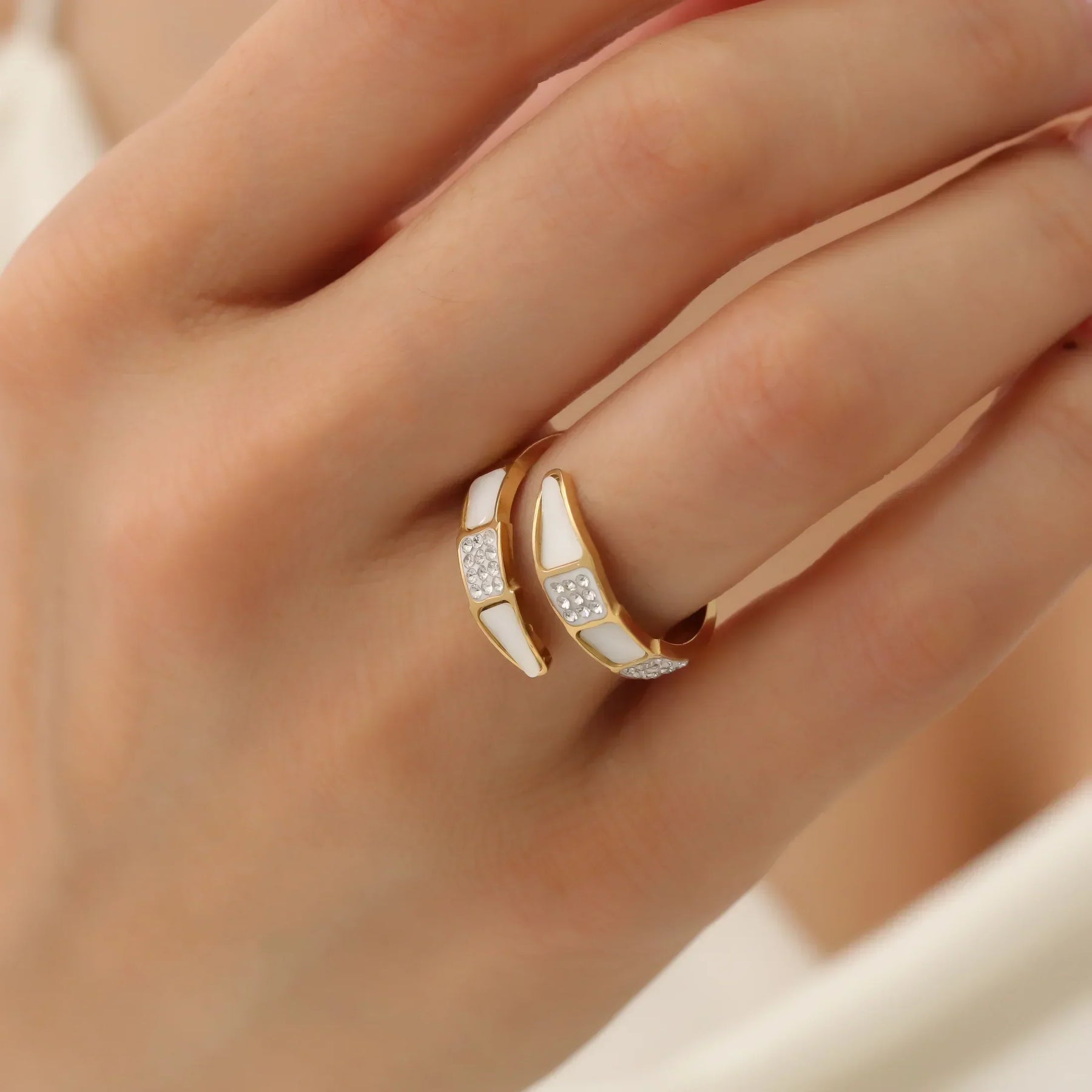 Anillo Espiral con Circonita Chapado en Oro de 18K